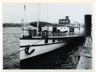 1977-1888 Het voorschip aan de bakboordzijde van de radarboot Kapitein Kok aan de Maasboulevard ter hoogte van het ...