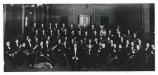 1977-52 Het Rotterdams Philharmonisch Orkest onder leiding van de dirigent Willem Feltzer in de Doele, rechts van hem ...