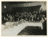 1977-605 Het huwelijksfeest van Toos en Kees wordt gevierd met gezelschap en een feestelijk gedekte tafel bij de Diergaarde.