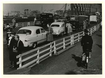 1977-645 De enquetering van weggebruikers op de Willemsbrug.