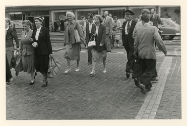 1977-664 Overstekende voetgangers op een oversteekplaats in Rotterdam.