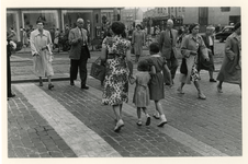 1977-665 Overstekende voetgangers op een oversteekplaats in Rotterdam.