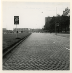 1977-768 Een verkeersbord met informatie over sorteervakken op het Zuidplein, ter hoogte van de Dordtselaan en met op ...