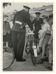 1977-846 Politie en scholieren bijeen rond een fiets, die op rijvaardigheid wordt bekeken.