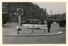 1977-873 Verkeersbord met Toorn niet met uw hoorn op de kruising tussen de 's-Gravendijkwal en de Rochussenstraat.