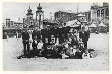1978-2607 Kinderen van het Joods weeshuis in de Mathenesserlaan in Rotterdam op het strand in Scheveningen. Op de ...