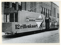 1978-2639 Een tram met reclame met gewijzigde tarieven en kortingen op tramvervoer op de Kootsekade.