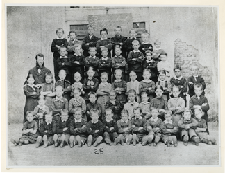 1978-2671 Een klassenfoto met leerlingen en de onderwijzer van de Burgerschool van Delfshaven.