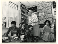 1978-2758 Huisvesting arbeidsmigranten. Gezin van Turkse afkomst in de slaapkamer.