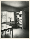 1978-3662 Interieur met boekenkast, tafel en stoelen.