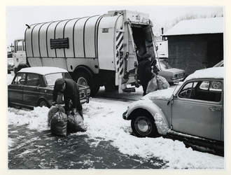 1978-464 Mannen van de vuilophaaldienst van de ROTEB (Reiniging, Ontsmetting, Transport en Brandweer) brengen onder ...
