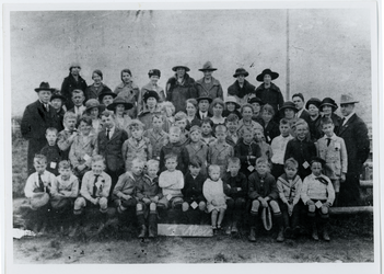 1979-18 Een groep kinderen met begeleiders van de vereniging Kindergeluk aan het strand.