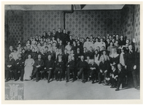 1979-255 Een groepsfoto van de leerlingen en leraren van het Erasmiaans Gymnasium in een lokaal, opgesteld voor de fotograaf.