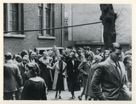 1979-257 Een groep leerlingen van het Erasmiaans Gymnasium buiten schoollokaal tussen de lessen in, op de Coolsingel.