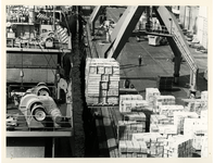 1979-38 Het lossen van een vrachtschip geladen met Jaffa sinaasappels met behulp van een walkraan.