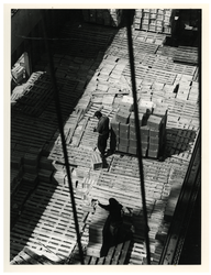 1979-41 Het lossen van een vrachtschip geladen met Jaffa sinaasappels. De kisten aan de wal.