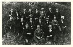 1980-1874 Leden van de burgerwacht. Enkele bij naam bekend: (rechts vooraan) A. Maatje, (tweede linksboven) E. Maatje, ...