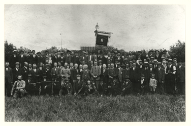 1980-1876 Leden van de Overschiese burgerwacht op een schuttersfeest of wedstrijd op de schietbaan aan de Oostsingel in ...