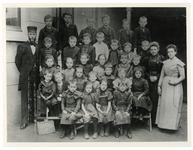 1980-1880 Een klassenfoto met leerlingen en onderwijzer, de heer Dun, van schoolklas 5 van de Christelijke school in ...