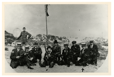 1980-1881 Leden van de Overschiese burgerwacht op oefening in de duinen. De man met pijl: J. van Dijk, man met vaandel: ...