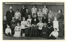 1980-1882 Een klassenfoto van de leerlingen en onderwijzers van de Christelijke school in Overschie, opgesteld achter ...