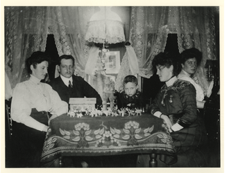 1980-1889 Huiskamer Familie Stok. Leden van de familie Stok in de huiskamer van hun woning aan de Noordsingel 58. Ze ...