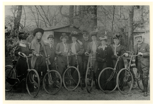 1980-1905 Een groep dames en heren met fietsen van de Fietsclub met Jan, Jeanne en Bets Stok .
