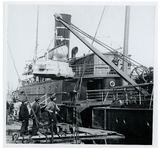 1980-2097 Het laden van goederen met een kraan van het schip de Batavier .