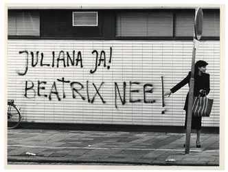 1980-2927 Graffiti op de tegels van de muur, kritisch op de troonopvolging: Juliana ja! Beatrix nee! .