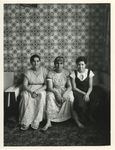 1980-540 Moeder met naast haar rechts haar dochter en links haar schoondochter.