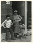 1980-542 Turkse moeder met twee van haar kinderen.