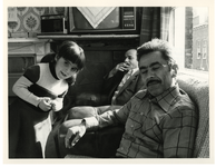 1980-543 Turkse mensen thuis. Vader en dochter en een vriend.