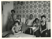 1980-547 Marokkaanse familie. Vader en moeder met vier van hun kinderen.