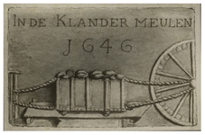 1981-1507 Een gevelsteen van de lakenweverij Klander Meulen in Dordrecht uit 1646.