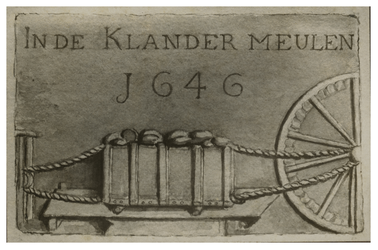 1981-1507 Een gevelsteen van de lakenweverij Klander Meulen in Dordrecht uit 1646.