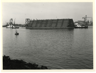 1981-2900 Het transport van pijpen op de ponton Federal 400-5 getrokken door de sleper Shamal .