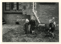 1981-766 Kinderen spelen in het zand bij een woning in Crooswijk.