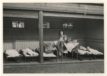 1981-768 Een open kinderslaapplaats bij de Kinderbewaarplaats Nieuw-Crooswijk.