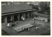 1981-769 Een overzicht van de gebouwen en het speelterrein bij de Kinderbewaarplaats Nieuw-Crooswijk.