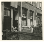 1981-780 Kinderen aan de deur bij een woning in Crooswijk.