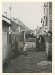 1981-784 Kinderen spelen voor de deur in een straatje in Crooswijk.