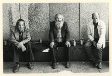 1982-2681 Drie oudere mannen met bierblikjes op een bank bij het Centraal Station. Uit een fotoserie over mensen op ...