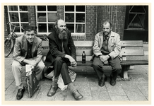 1982-2683 Drie mannen op een bankje met bierfles en plastic tassen. Uit een fotoserie over mensen op bankjes in de ...
