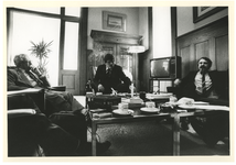 1983-808 Oud-burgemeester W. Thomassen (links), burgemeester A. Peper en oud-burgemeester A. van der Louw rond een ...