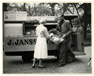 1984-2223 Een broodbezorger van J. Jansse Wz. bakkerijen verkoopt vanuit zijn elektrische wagen brood aan huis.