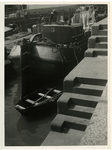 1985-860 Een kadetrap naast een woonboot.