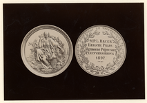 1986-1204 Een zilveren medaille van de Vereeniging Bouwkunst en Vriendschap voor de eerste prijs voor een ontwerp ...