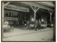 1986-1922 Het verkoopbureau voor turfstrooisel uit Rotterdam op een tentoonstelling naast de stand van de Tegelsche ...