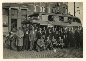 1987-865 De Brandweervereniging Piet Hein verzameld in en bij een bus op de Voorstraat in Delfshaven.