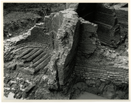1989-3136 Fundamenten van de oude stadsmuur tijdens archeologische opgravingen op Blaak.